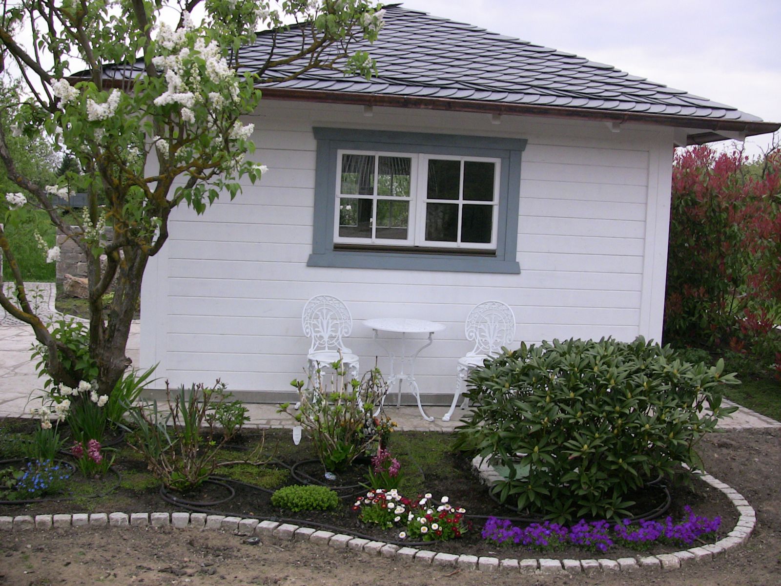 Blockbohlenhaus mit Ecküberstände und Zeltdach