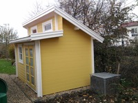 Blockbohlenhaus mit Ecküberstand 28 mm, 2 x festverglaste Fenster, 1 x Fenster mit Dreh-/Kippbeschlag und Doppeltür mit Milchglas